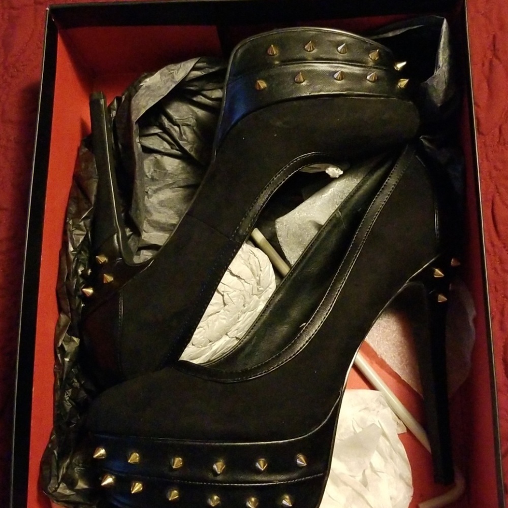 Spiked pumps from bakers